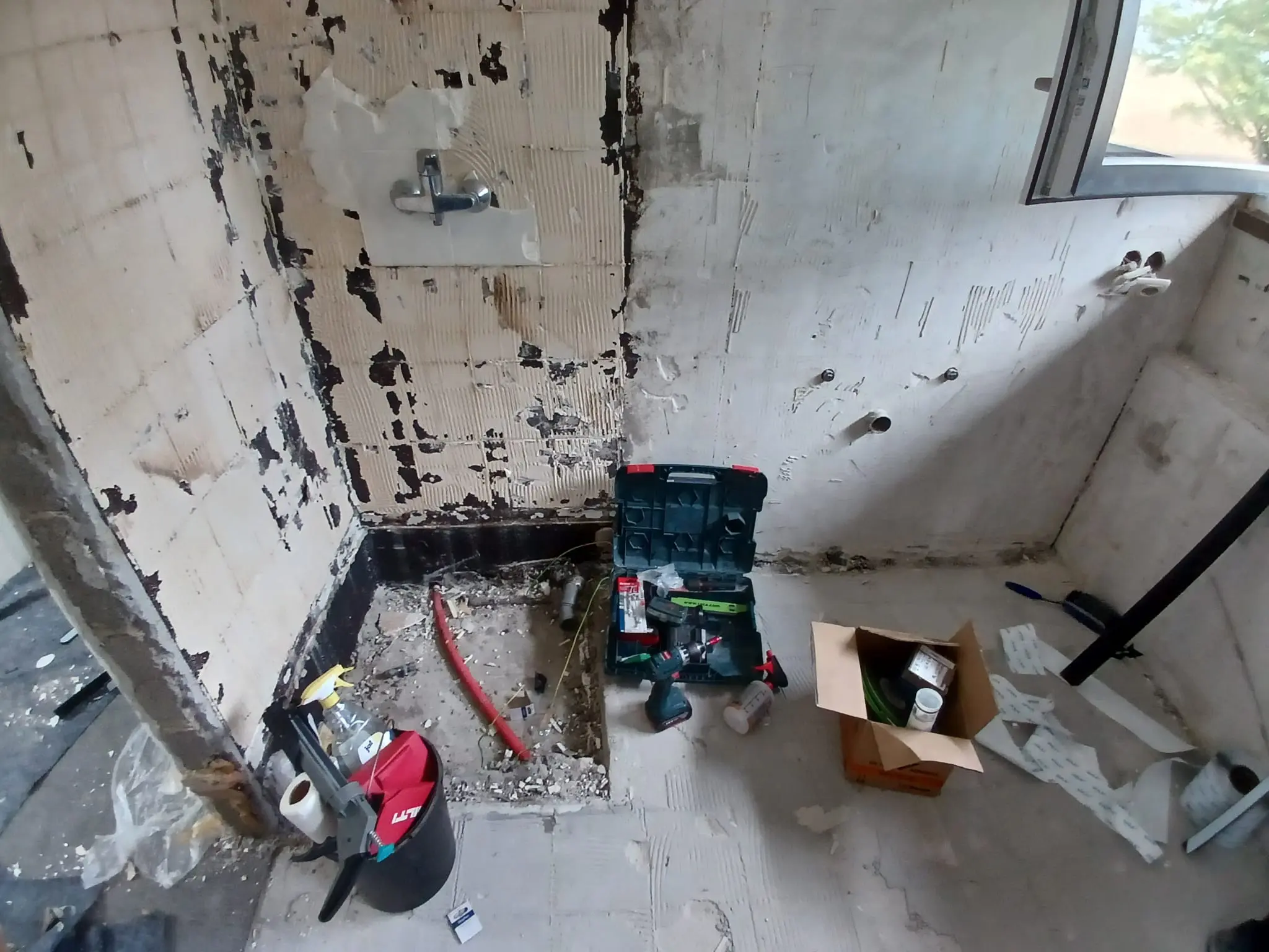 Badezimmer während der Entkernung durch Die Burschen, Rohbau vor der Sanierung