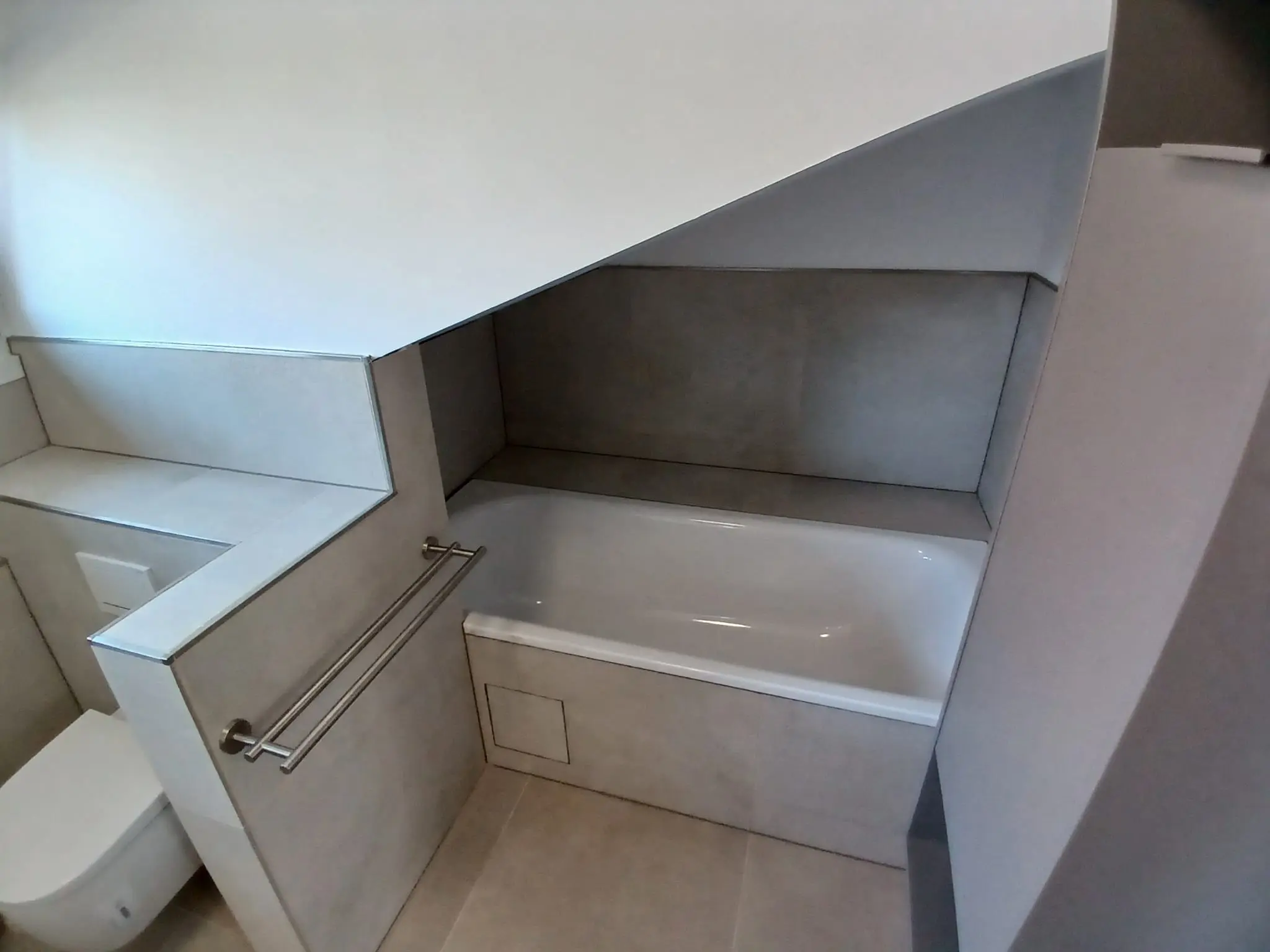 Komplettes Badezimmer mit Badewanne und Fliesen, Bad & Sanitär von Die Burschen