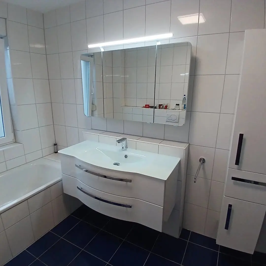 Modernes saniertes Badezimmer von Die Burschen in Schwalbach am Taunus