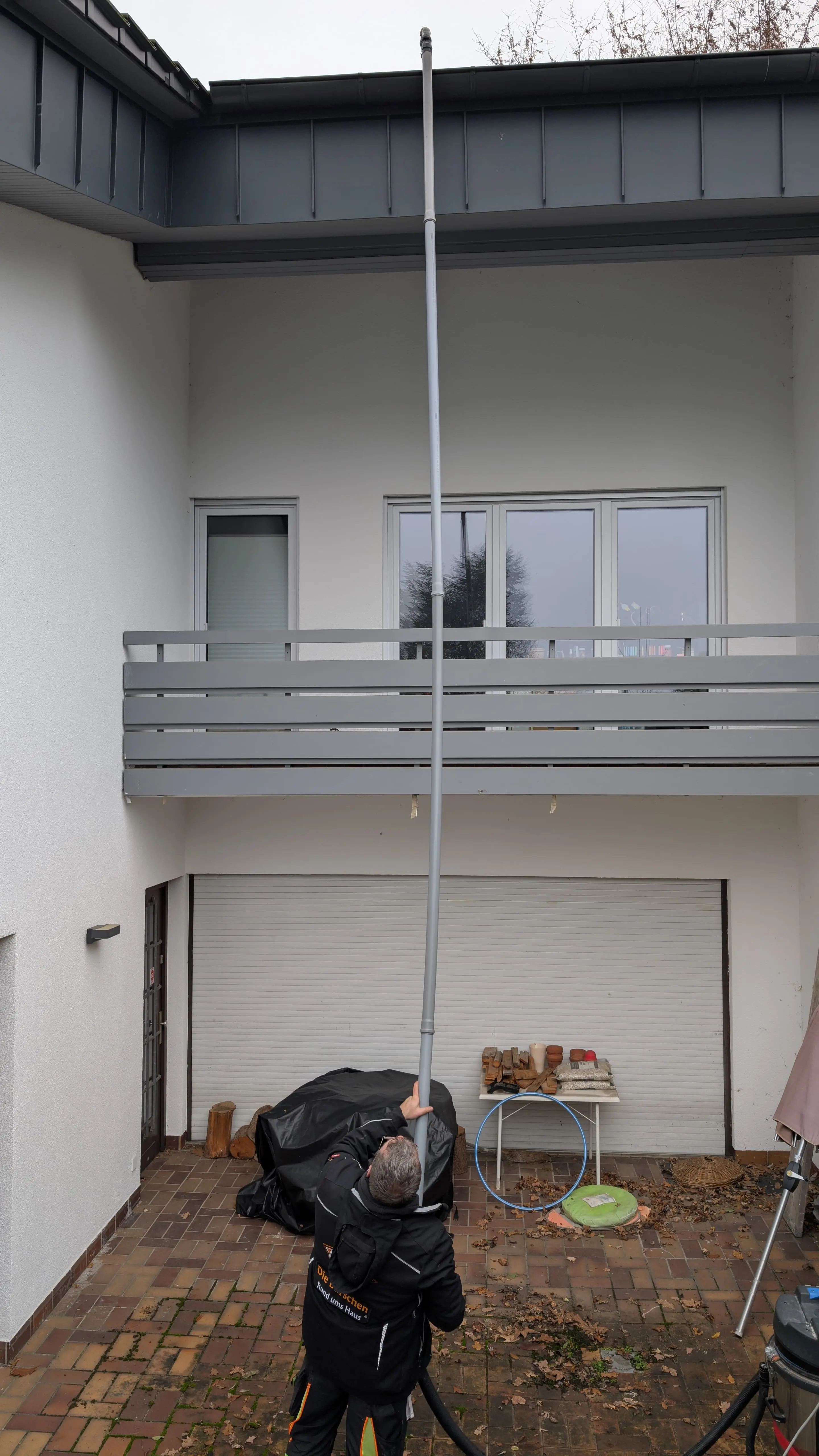 Dachrinnenreinigung an einem Einfamilienhaus durch Die Burschen