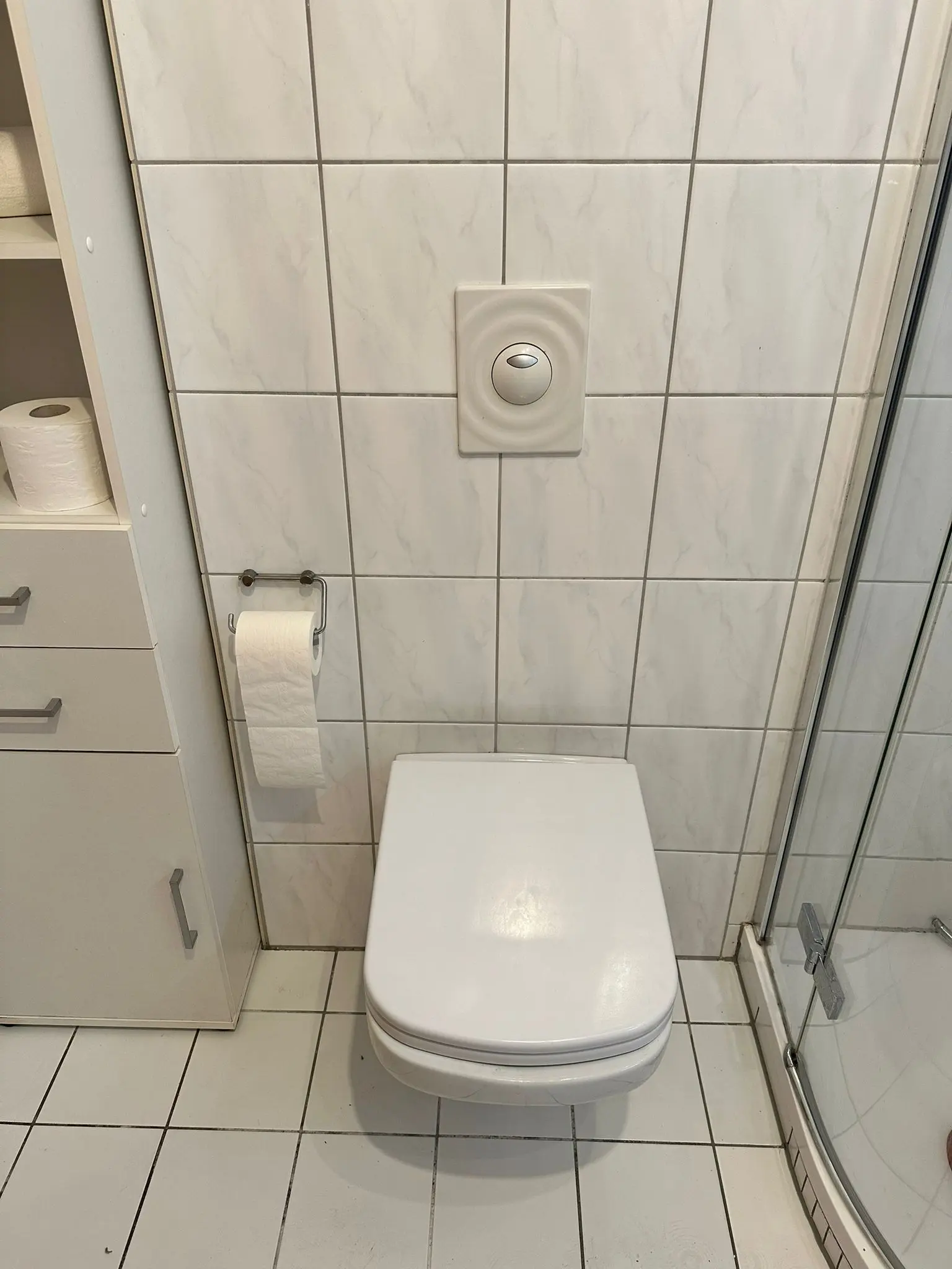 Fachgerecht eingebaute Toilette von Die Burschen in Schwalbach am Taunus